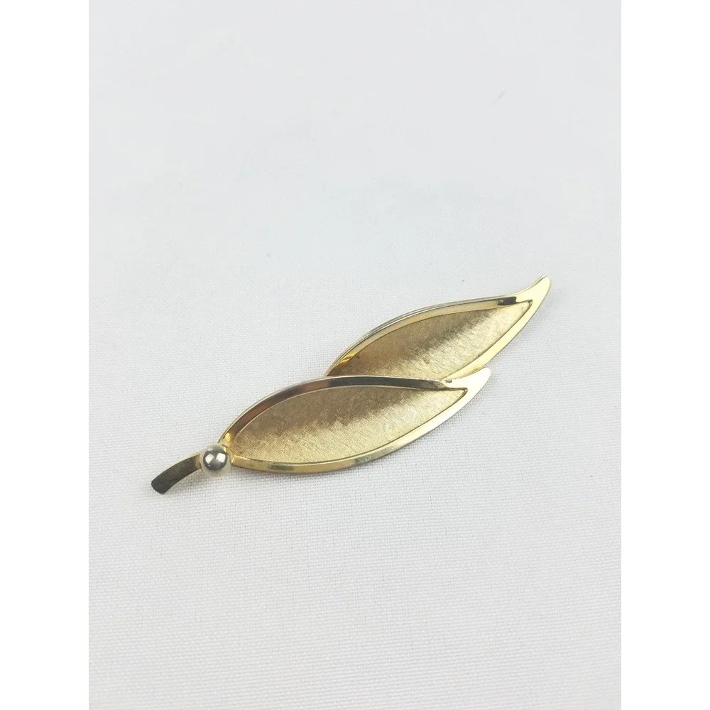 Vtg Leaf Brooch Pin Women OS Gold Tone Textured Foliage Jewelry fall old money